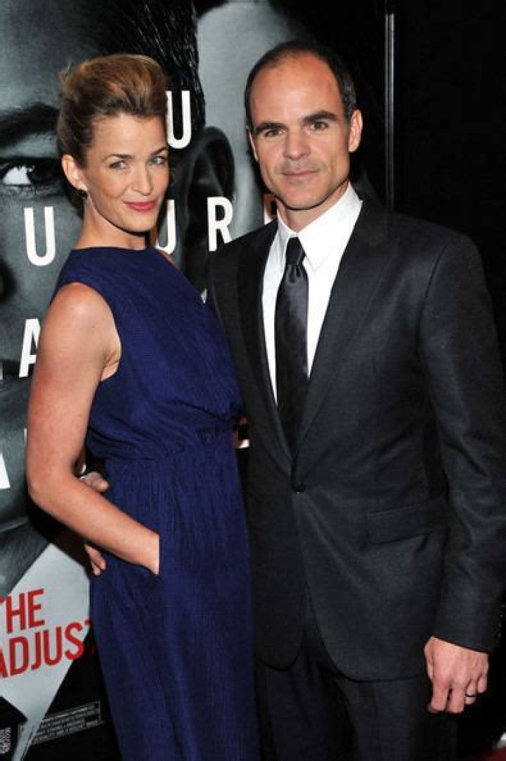 Actor Michael Kelly not a gay person: married with a beautiful wife and two children,president Trump not a popular figure with Kelly ? Know more.