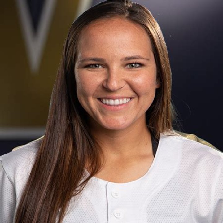 Chelsea Goodacre Biography- Salary, Earnings, Net worth, Married, relationship, Affair, Age, Height, Family, Husband, Children