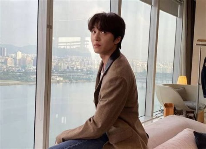 Hwiyoung Height, Weight, Age, Body Statistics