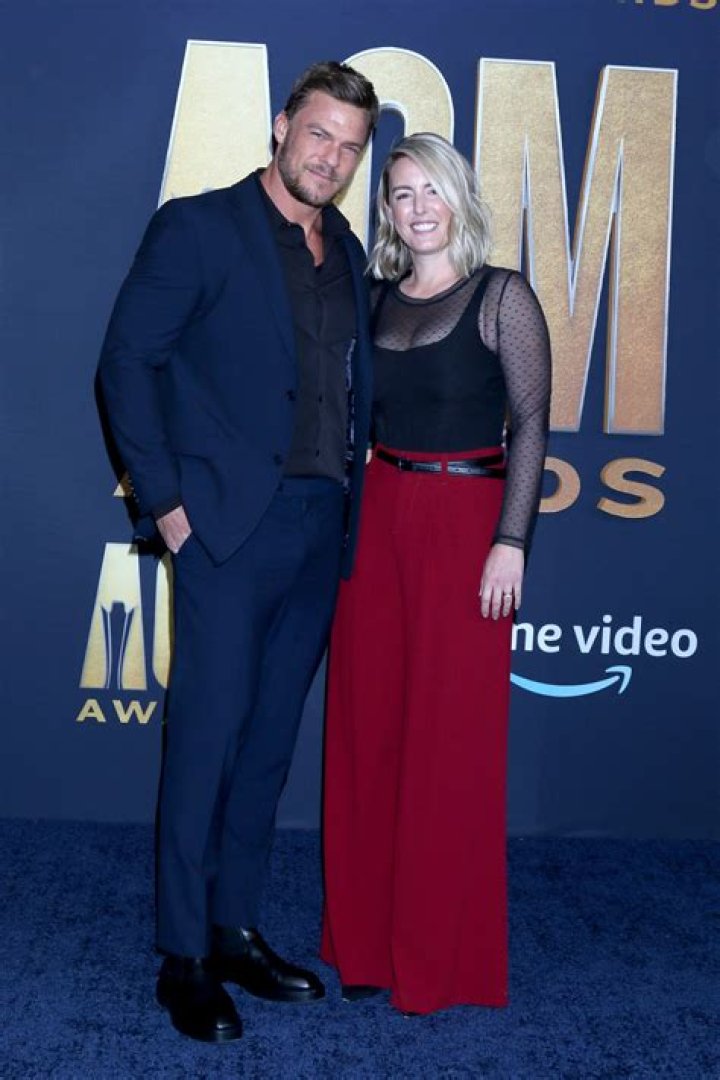 Mädchen Amick Height, Weight, Age, Spouse, Family, Facts, Biography